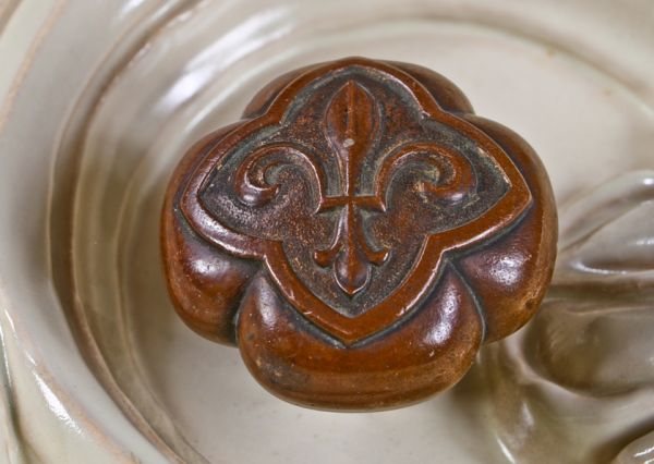 hard to find c. 1893 original unsually-shaped william le baron jenney-designed isabella building fleur-de-lis pattern cast bronze doorknob