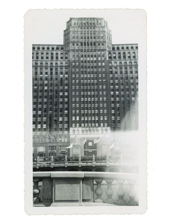 1930s original amateur black and white photograph of chicago's merchandise mart  designed by graham, anderson, probst and white with the firm's alfred p. shaw as chief architect